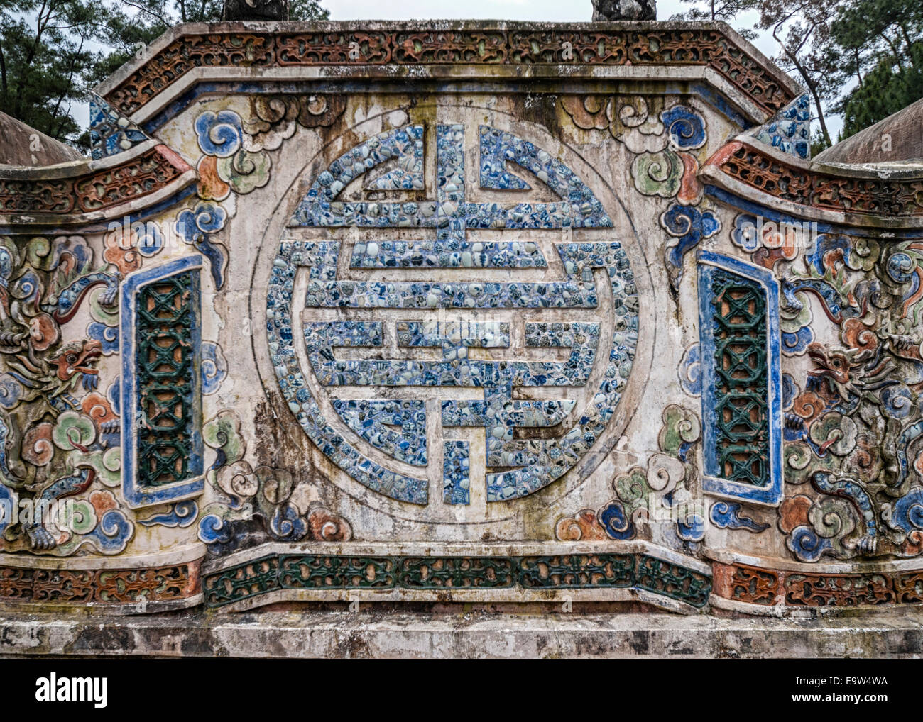 Il Vietnam Hué Imperatore Tu Doc mausoleo: mosaico scultura cinese di longevità simbolo sulla parete. Foto Stock