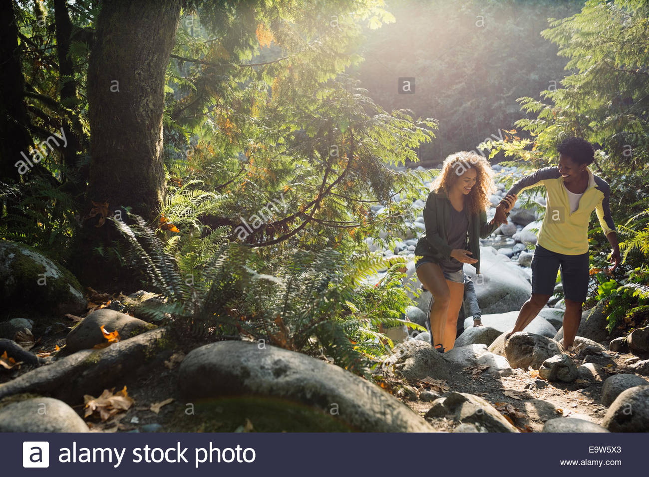 Madre e figlia escursioni nei boschi di sole Foto Stock