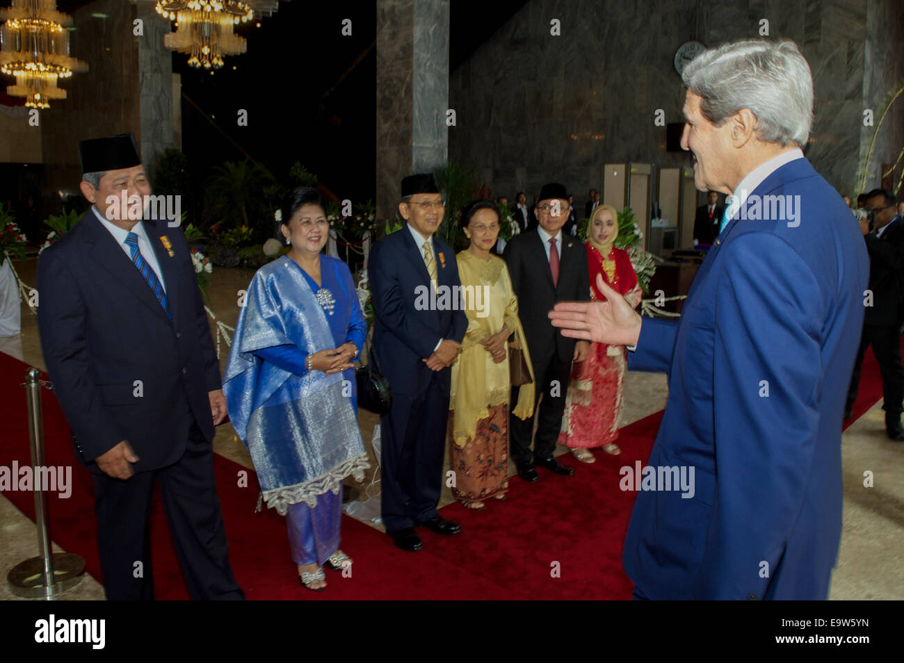 Stati Uniti Il segretario di Stato John Kerry si prepara ad essere accolti da in uscita il presidente indonesiano Susilo Bambang Yudhoyono come egli arriva a rappresentare il Presidente Obama alla cerimonia di inaugurazione del Presidente eletto di Joko Widodo a Jakarta, Indonesia, il 20 ottobre 2014. Foto Stock