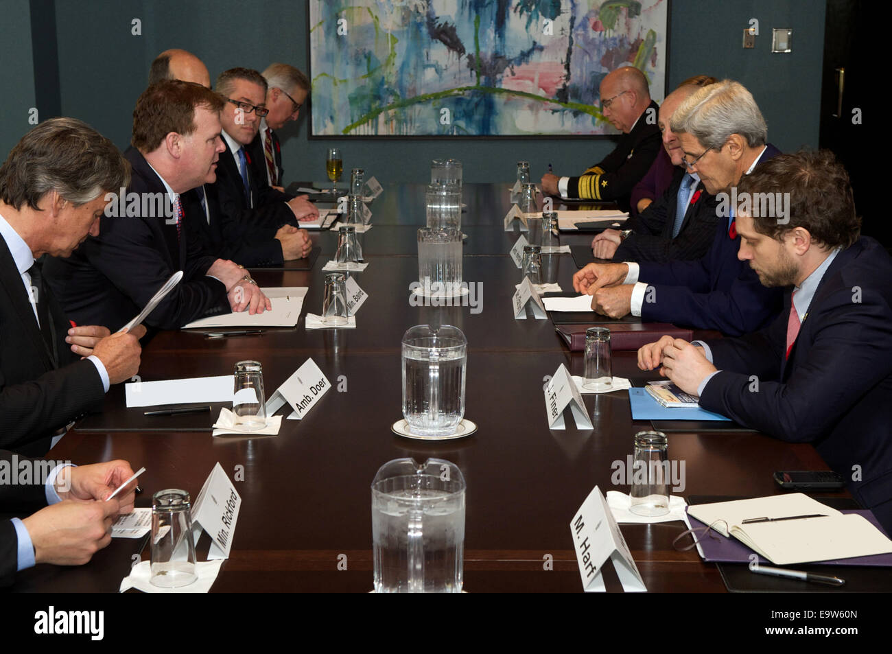 Stati Uniti Il segretario di Stato John Kerry incontra il Ministro degli esteri canadese John Baird di Ottawa in Canada, il 28 ottobre 2014. Il segretario è a Ottawa per sottolineare incrollabile sostegno degli Stati Uniti per i nostri partner canadesi, proseguimento della stretta cooperazione nella nostra condivisa Foto Stock