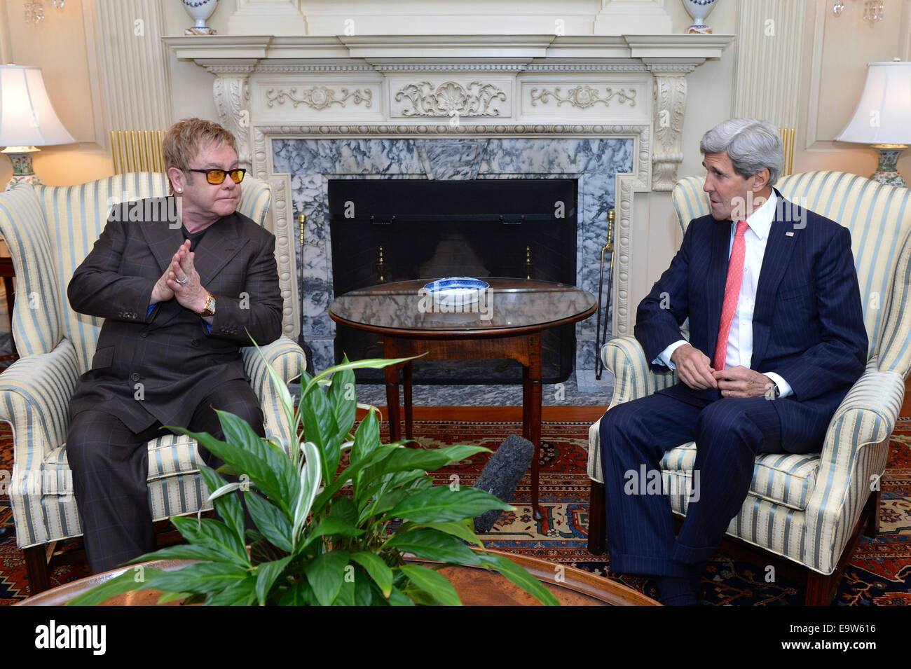 Stati Uniti Il segretario di Stato John Kerry incontra con Sir Elton John per discutere PEPFAR e il lavoro di Elton John AIDS Foundation presso l'U.S. Il Dipartimento di Stato a Washington D.C., il 24 ottobre 2014. Foto Stock