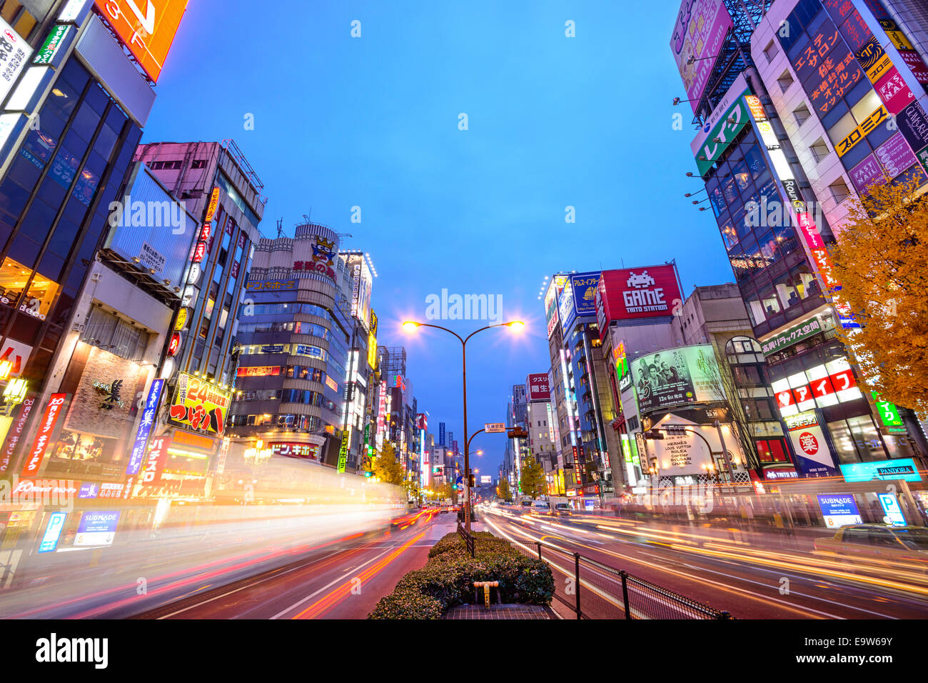 TOKYO, Giappone - 15 dicembre 2012: il traffico passa attraverso Shinjuku di Kabuki-cho. La zona è un famoso quartiere della vita notturna. Foto Stock