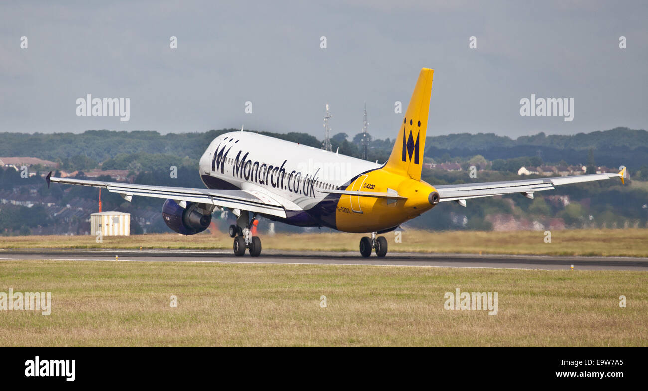 La Monarch Airways Airbus A320 G-OZBX decollo dall aeroporto London-Luton LTN Foto Stock