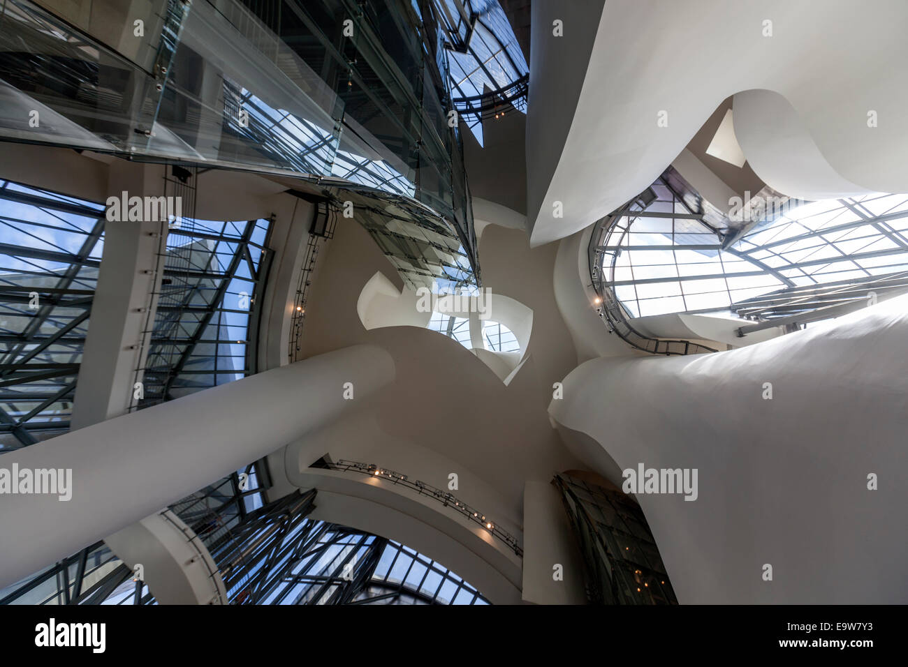 Vista superiore della parte interna del Museo Guggenheim Bilbao progettato da Canadian-American architetto Frank Gehry, Foto Stock