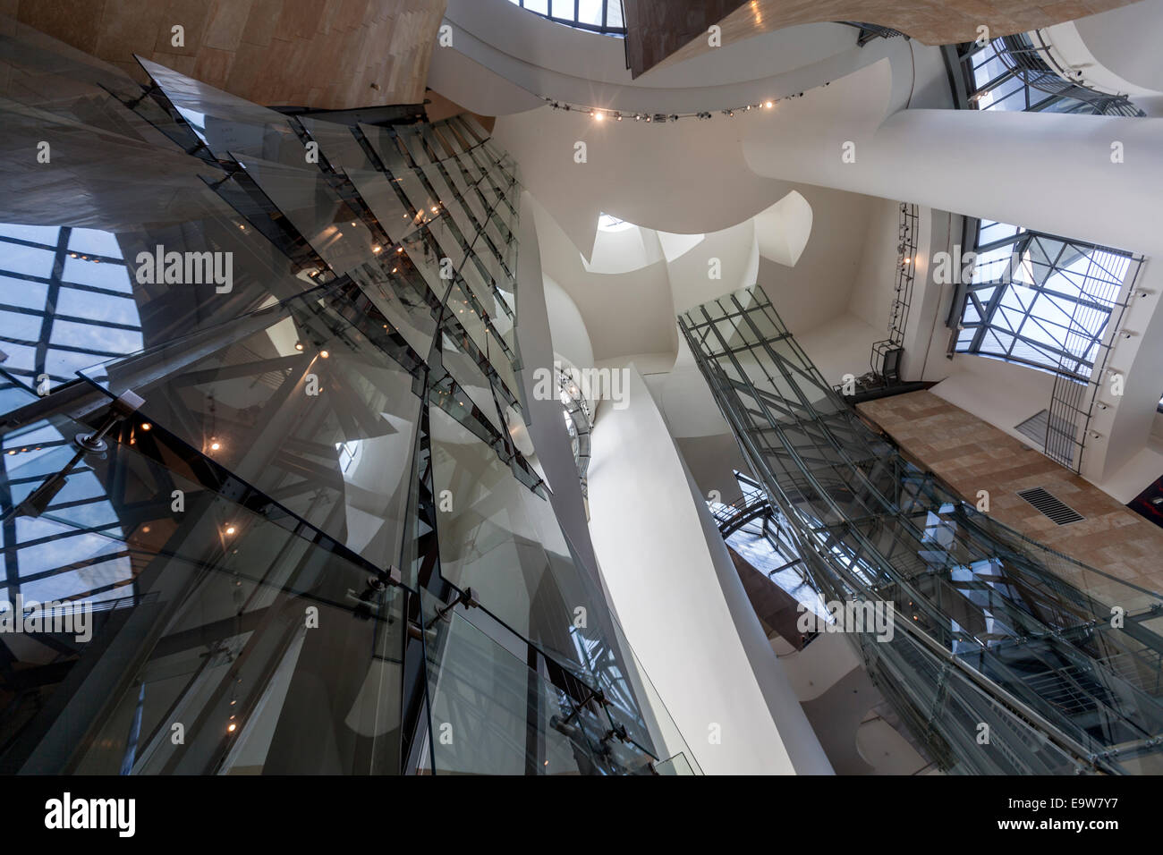 Vista superiore della parte interna del Museo Guggenheim Bilbao progettato da Canadian-American architetto Frank Gehry, Foto Stock