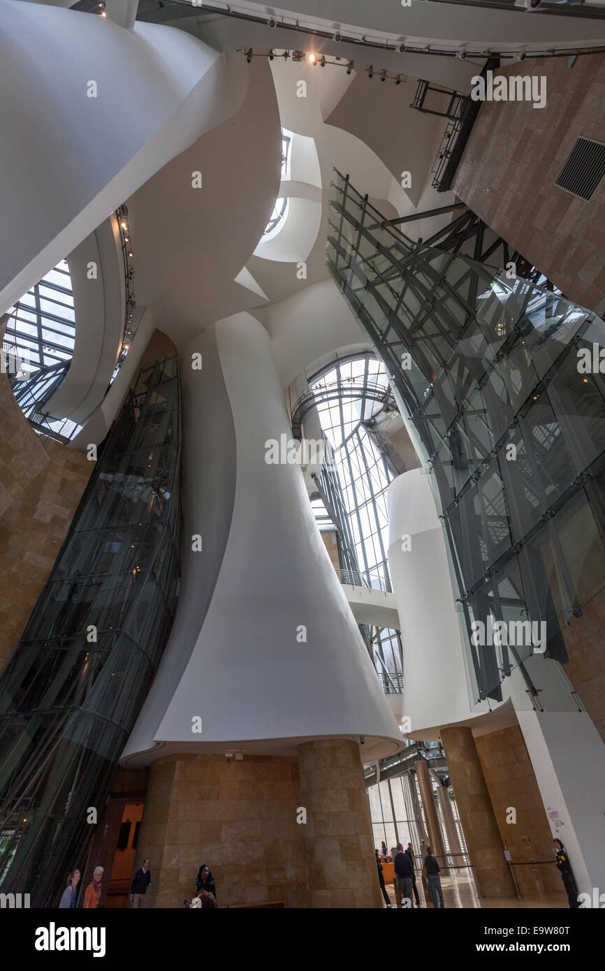 Vista superiore della parte interna del Museo Guggenheim Bilbao progettato da Canadian-American architetto Frank Gehry, Foto Stock