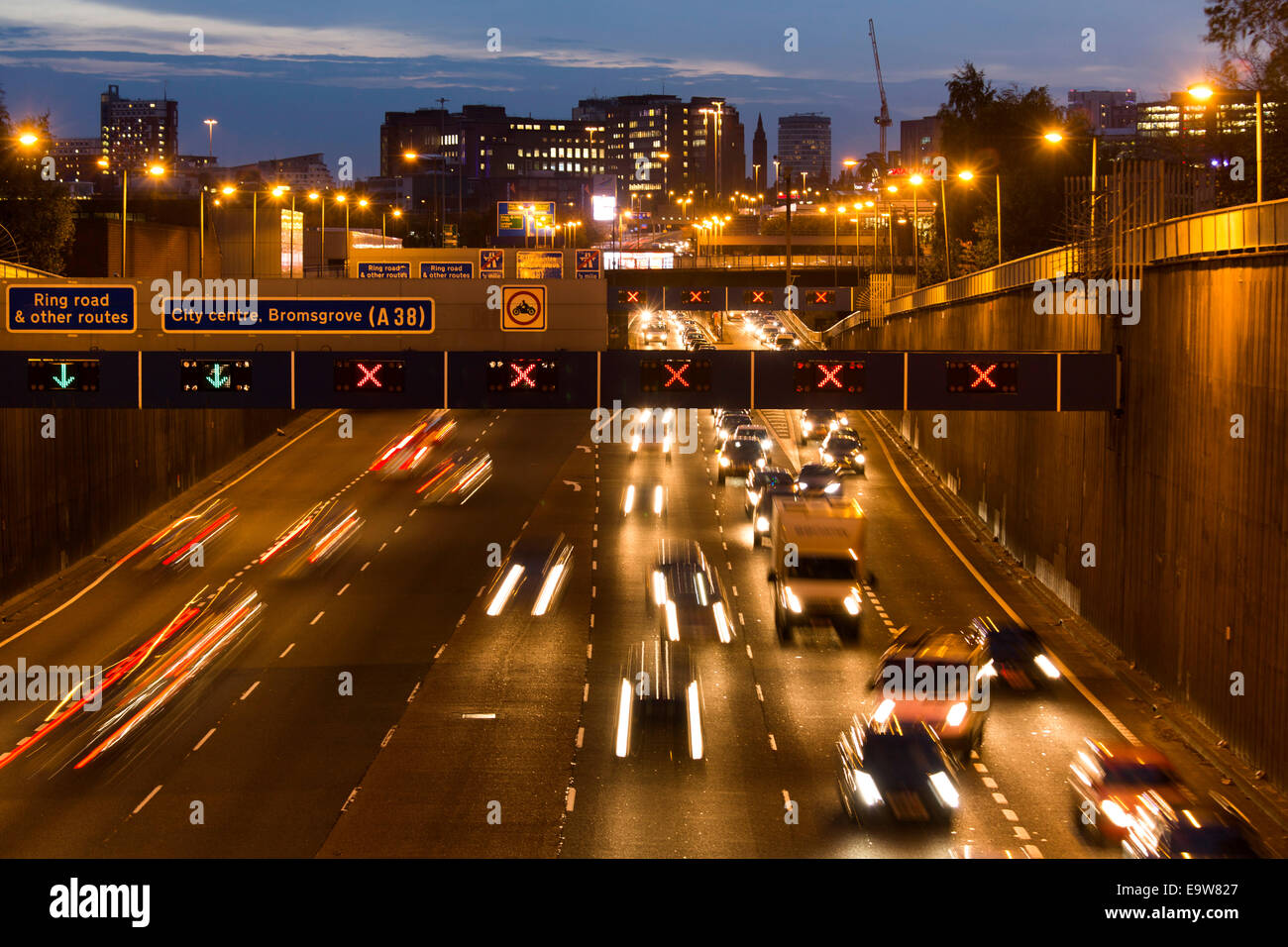 La A38(M), noto anche come Aston Expressway, prese al tramonto come il traffico lascia Birmingham. guardando verso il centro città. Foto Stock