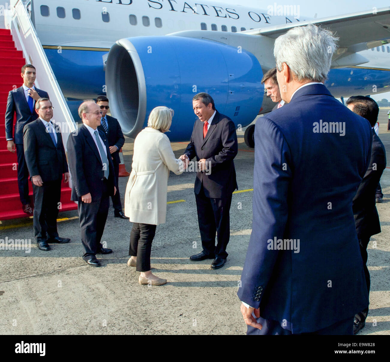 Stati Uniti Il segretario di Stato John Kerry orologi come ministero indonesiano degli Affari Esteri Ambasciatore Dian Triansyah Djani saluta il Foto Stock