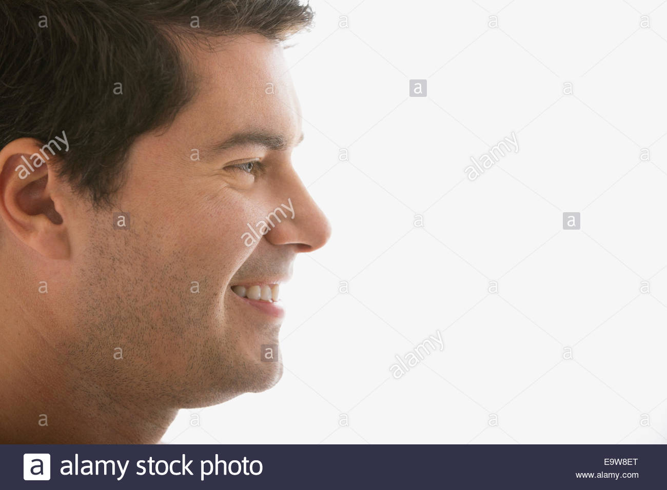 Close up profilo di sorridente brunette uomo Foto Stock