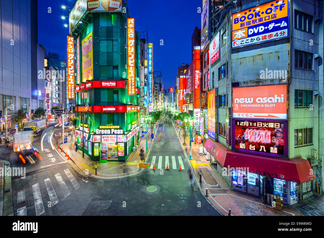 TOKYO, Giappone - 17 dicembre 2012: la vita notturna nel quartiere theShinjuku. La zona è una famosa vita notturna e il quartiere a luci rosse. Foto Stock