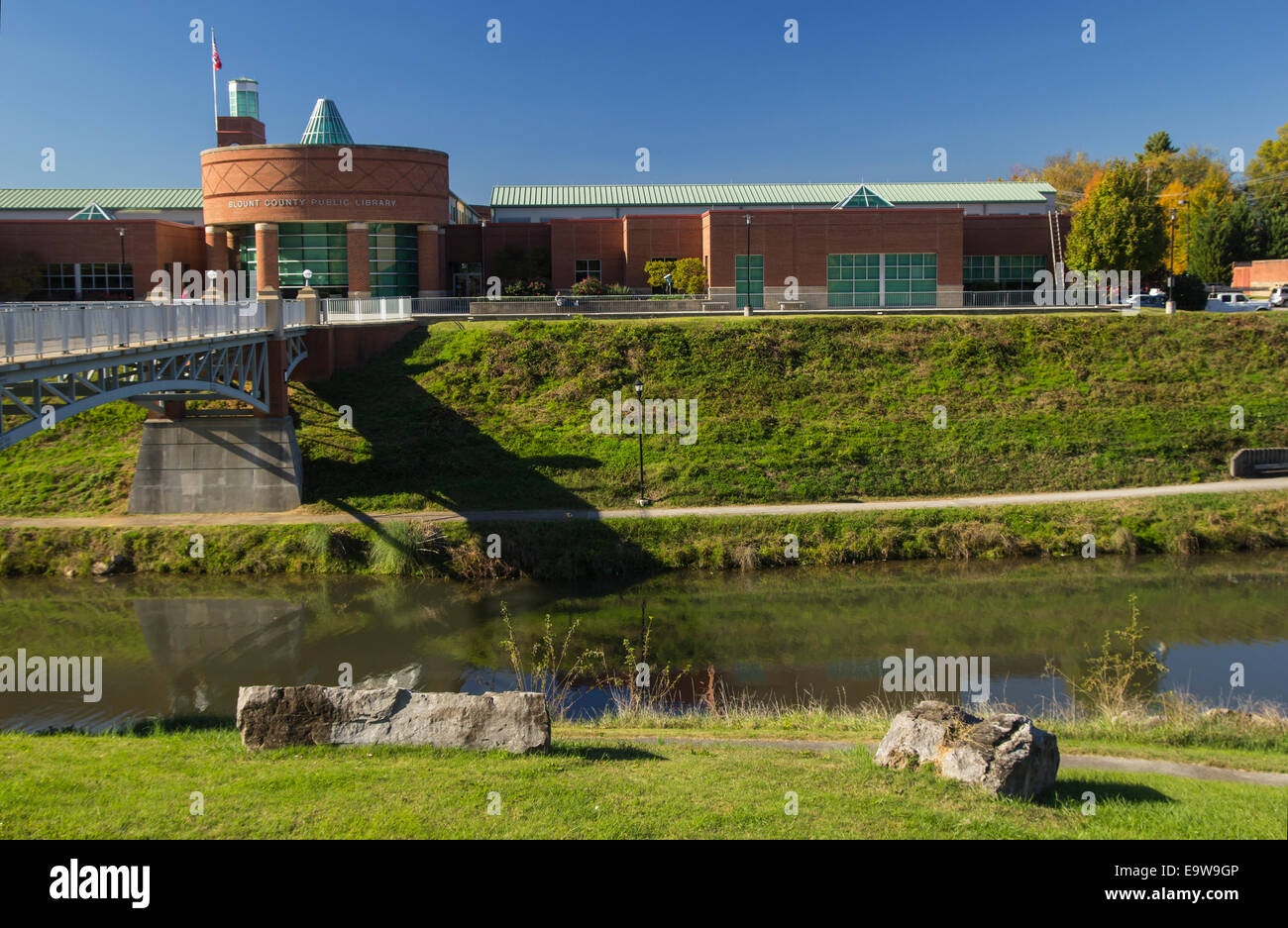 Una biblioteca pubblica in che si siede su una greenway nel Tennessee, USA Foto Stock