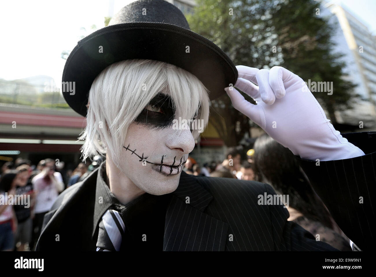 Sao Paulo, Brasile. 2° Nov, 2014. Una persona che indossa il trucco pone durante lo Zombie a piedi, nel contesto delle celebrazioni del Giorno dei Morti, in Sao Paulo il nov. 2, 2014. © Rahel Patrasso/Xinhua/Alamy Live News Foto Stock