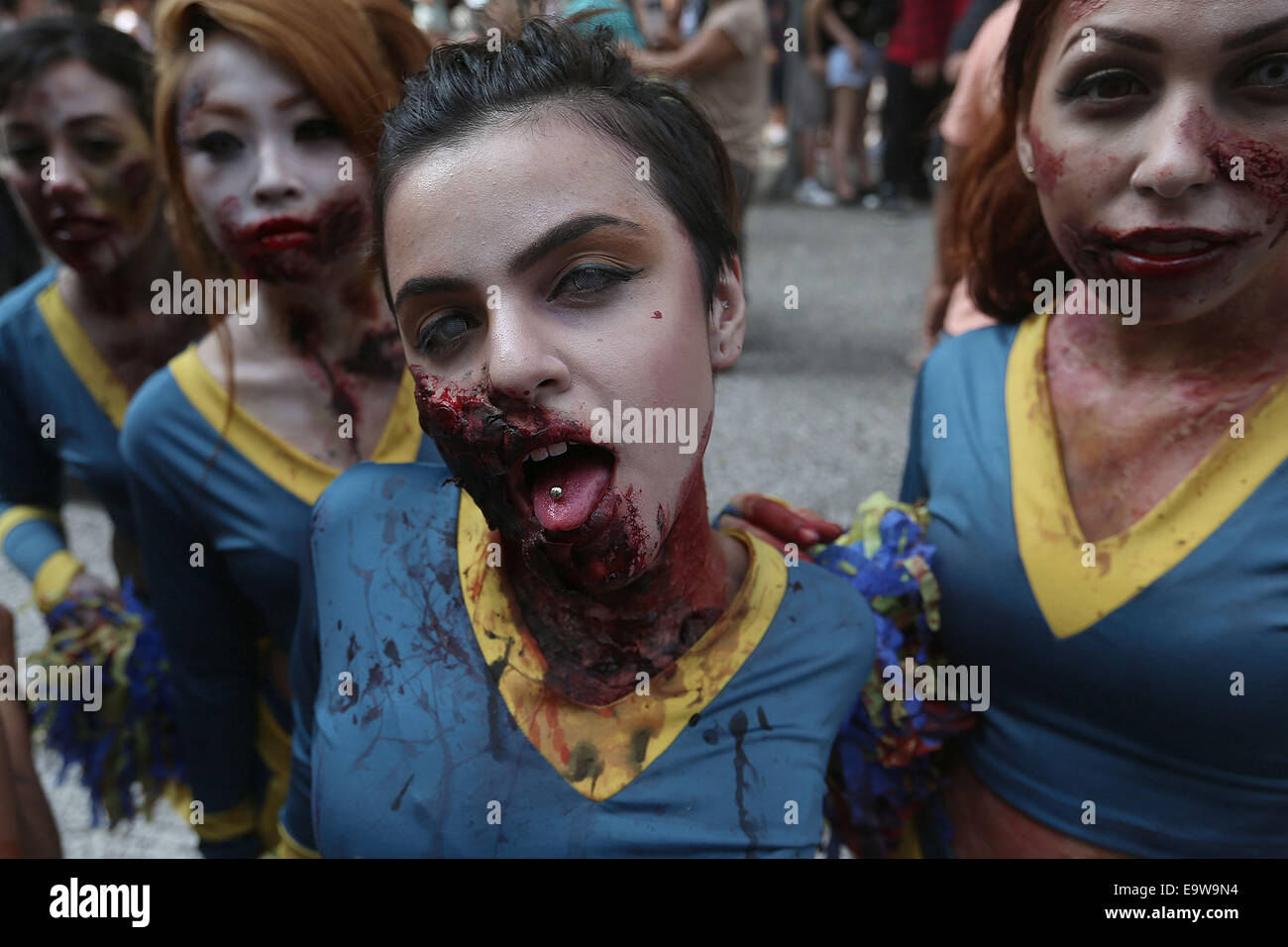 Sao Paulo, Brasile. 2° Nov, 2014. Persone che indossano il make-up pongono in zombie a piedi, nel contesto delle celebrazioni del Giorno dei Morti, in Sao Paulo il nov. 2, 2014. © Rahel Patrasso/Xinhua/Alamy Live News Foto Stock