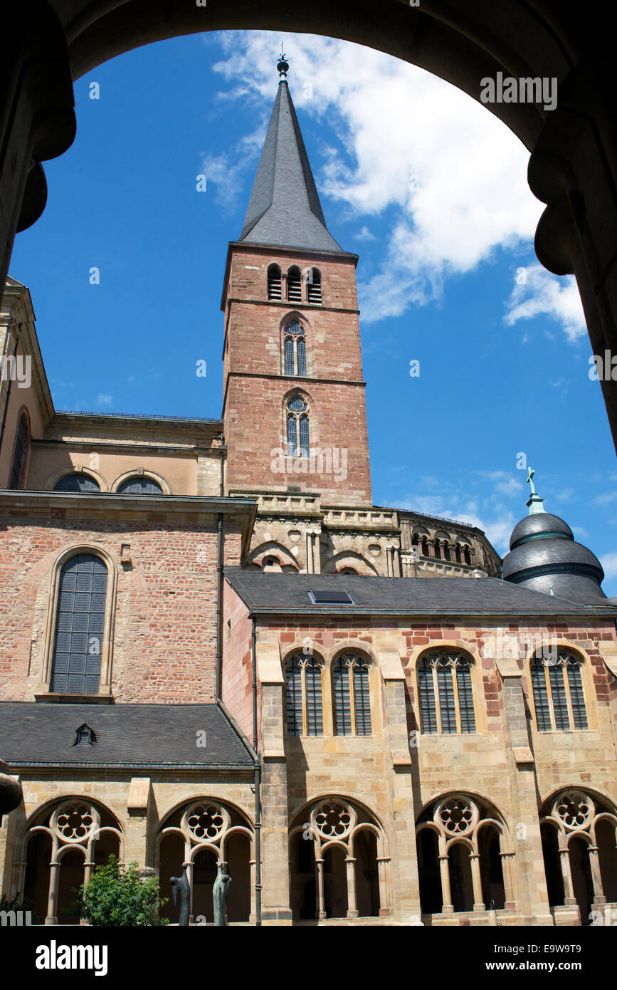 La cattedrale di san Pietro da chiostri Trier superiore Valle del Mosel Germania Foto Stock