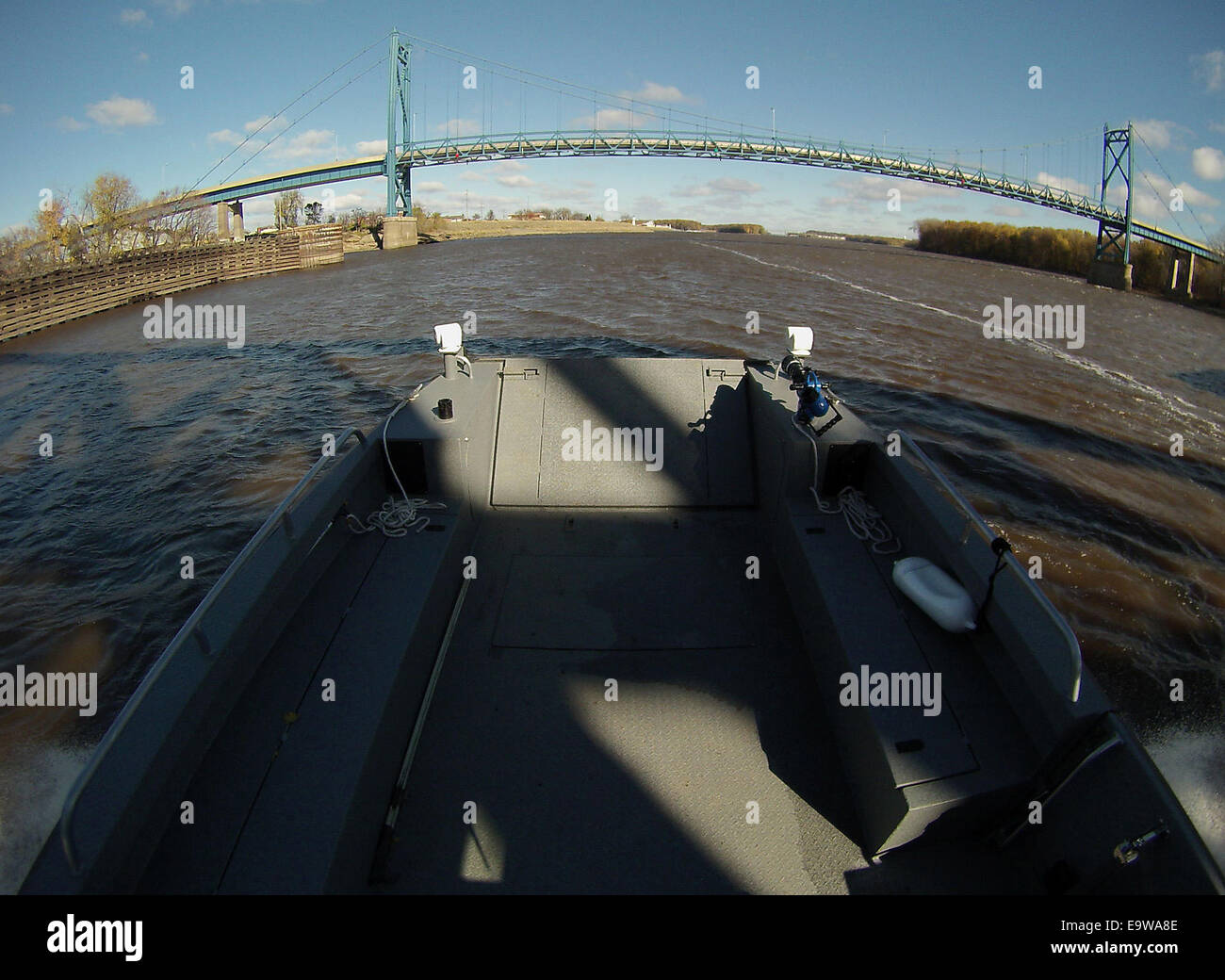 Clinton, IOWA, USA. 1a gen, 2012. La Clinton, Iowa Fire Department Fire battello passa sotto l'autostrada 30 ponte sopra il fiume Mississippi a Clinton. © Kevin E. Schmidt/ZUMA filo/Alamy Live News Foto Stock