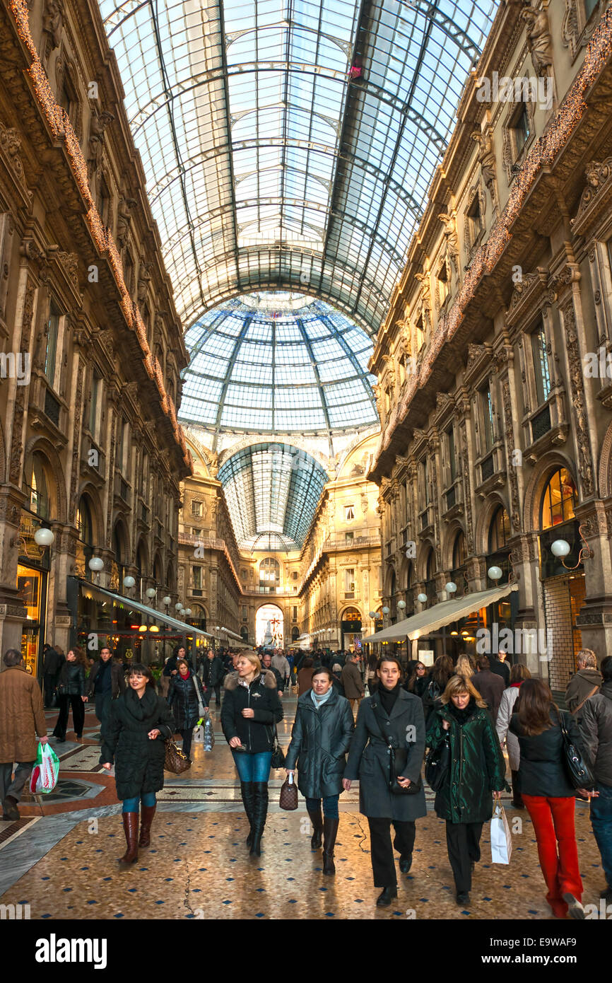 I turisti in Piazza Duomo su dicembre 11, 2009 di Milano, Italia. Foto Stock