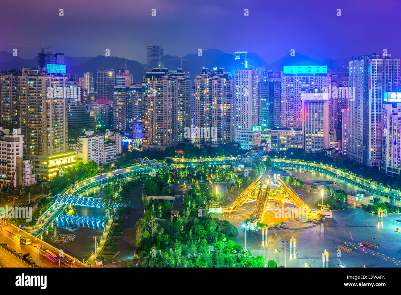 Guiyang, Cina cityscape oltre la piazza del Popolo di notte. Foto Stock