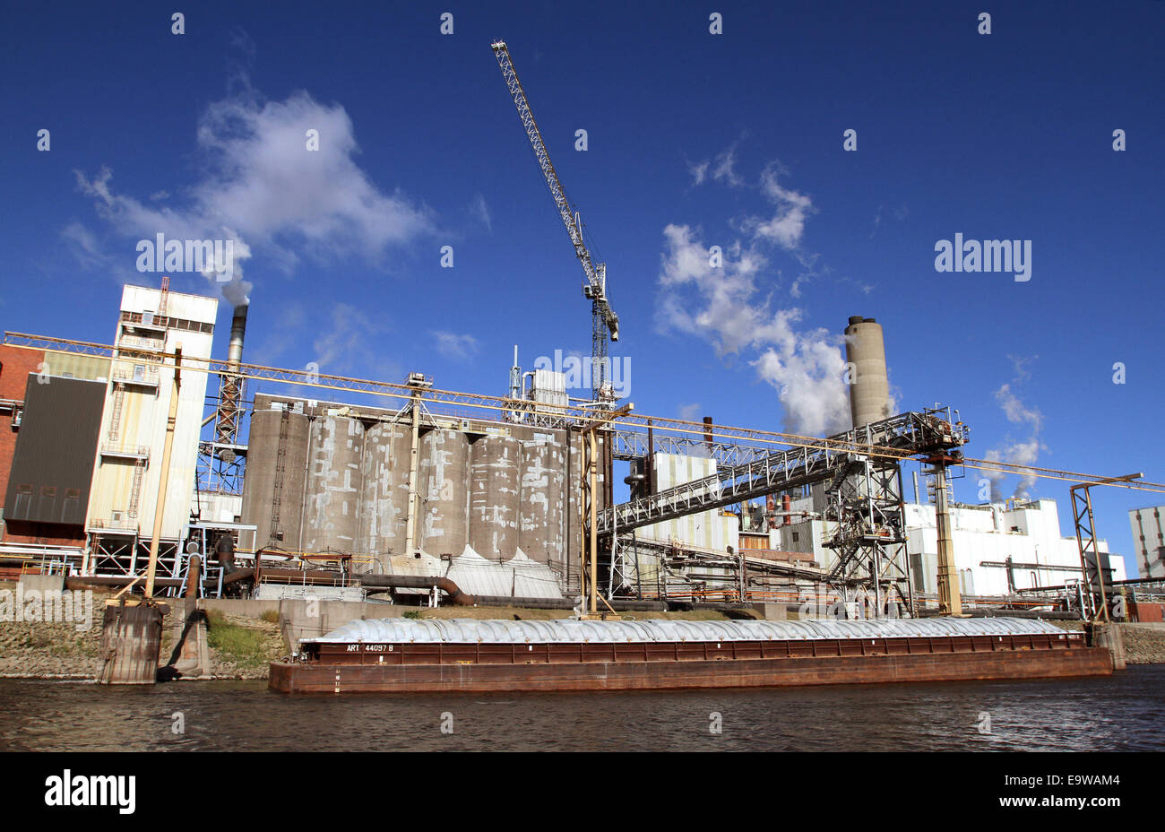 Clinton, IOWA, USA. 31 ott 2014. La Archer Daniels Midland Company, Clinton Iowa terminale è situato sulla parte superiore del fiume Mississippi a mile marker 518. Il sito è servito da fino, CP e BNSF ferrovie. Funzionalità includono il materiale sfuso di manipolazione. I servizi includono secco alla rinfusa dock chiatta ""Terra e stoccaggio coperto. © Kevin E. Schmidt/ZUMA filo/Alamy Live News Foto Stock