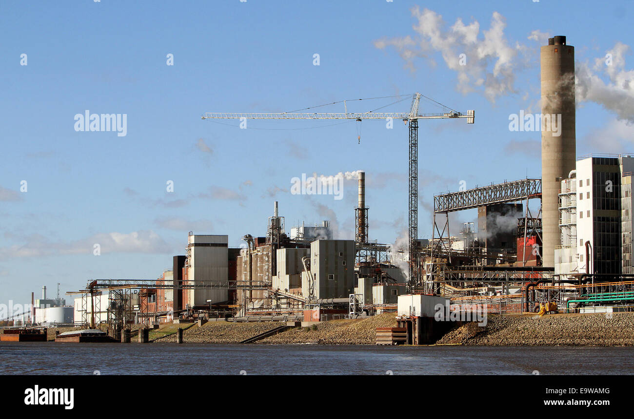 Clinton, IOWA, USA. 31 ott 2014. La Archer Daniels Midland Company lavorazione del mais pianta, Clinton, Iowa è situato sulla parte superiore del fiume Mississippi a mile marker 518. Il sito è servito da fino, CP e BNSF ferrovie. Funzionalità includono il materiale sfuso di manipolazione. © Kevin E. Schmidt/ZUMA filo/Alamy Live News Foto Stock