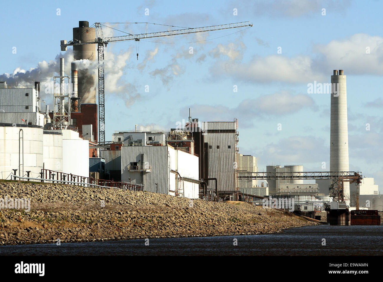 Clinton, IOWA, USA. 31 ott 2014. La Archer Daniels Midland Company, Clinton Iowa terminale è situato sulla parte superiore del fiume Mississippi a mile marker 518. Il sito è servito da fino, CP e BNSF ferrovie. Funzionalità includono il materiale sfuso di manipolazione. I servizi includono secco alla rinfusa dock chiatta ""Terra e stoccaggio coperto. © Kevin E. Schmidt/ZUMA filo/Alamy Live News Foto Stock