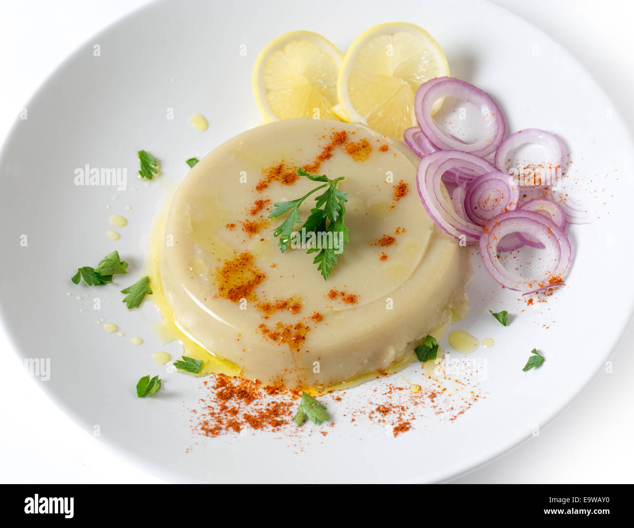 Un paté di stampati essiccato turco fava purea, guarnita con limone, cipolla, peperoncino e prezzemolo, kuru bakla ezmesi Foto Stock