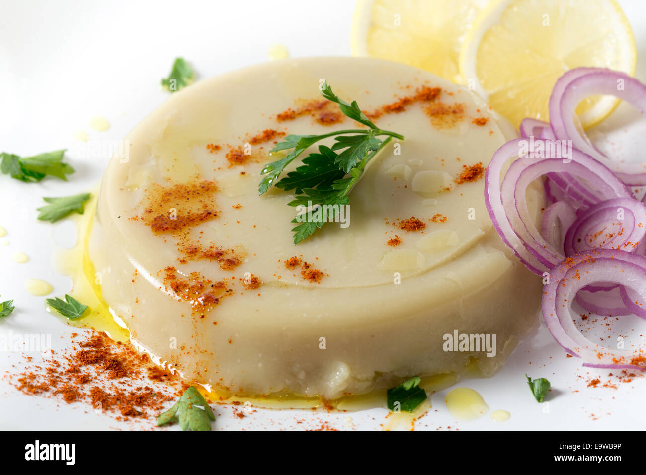 Un paté di stampati essiccato turco fava purea, guarnita con limone, cipolla, peperoncino e prezzemolo, kuru bakla ezmesi Foto Stock