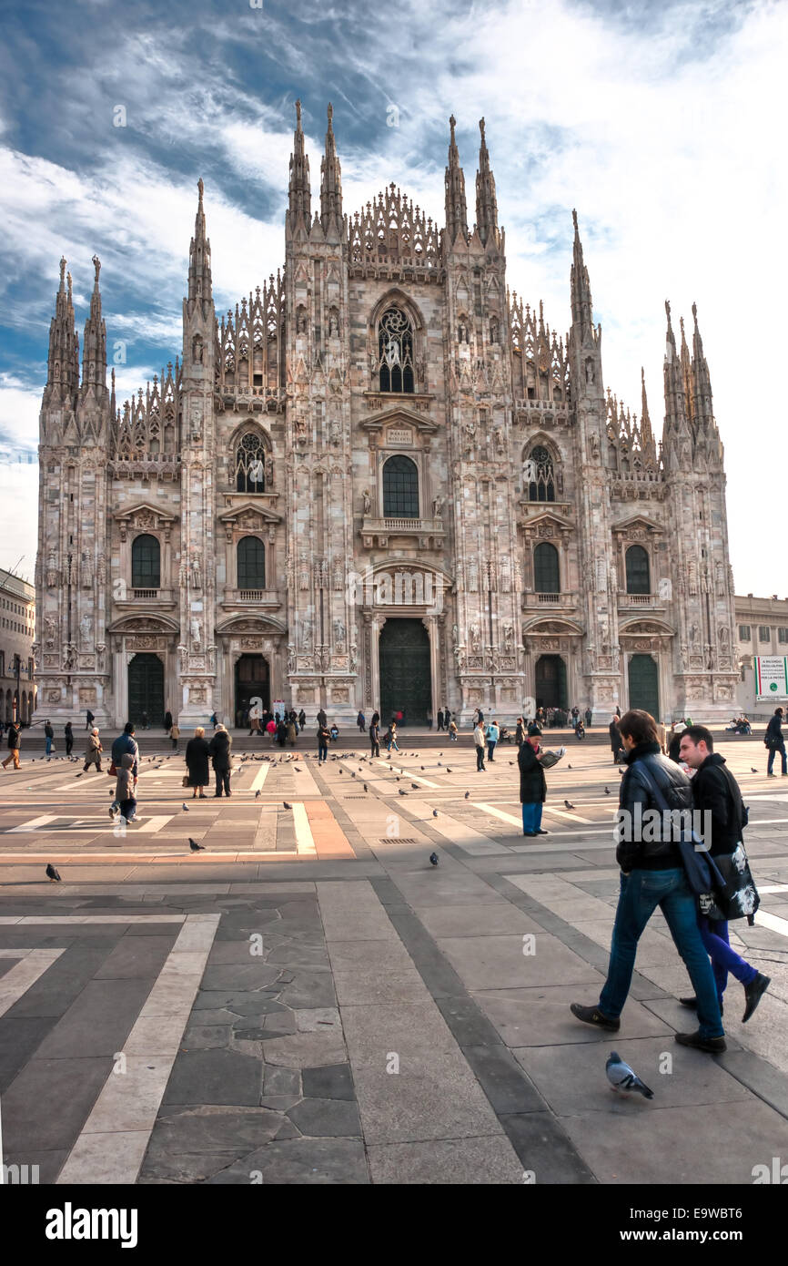 I turisti in Piazza Duomo su dicembre 11, 2009 di Milano, Italia. Foto Stock