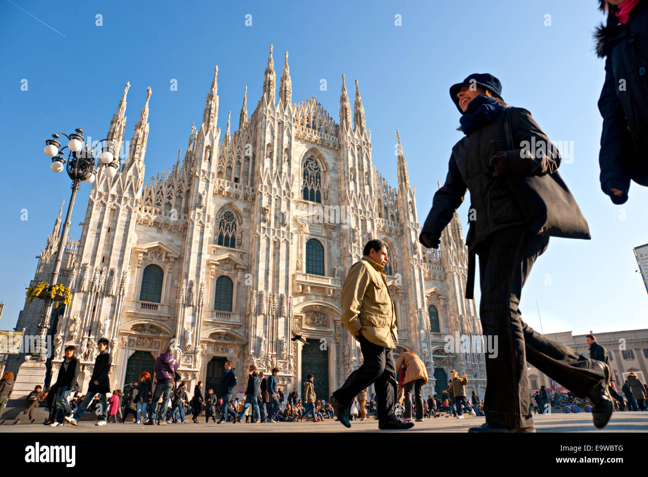 I turisti in Piazza Duomo su dicembre 11, 2009 di Milano, Italia. Foto Stock