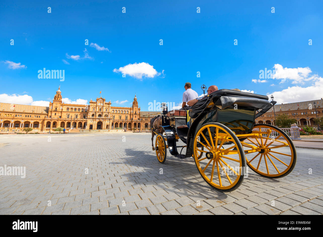 Siviglia, Spagna. Un carro trainato da cavalli tour attraverso Piazza di Spagna. Foto Stock