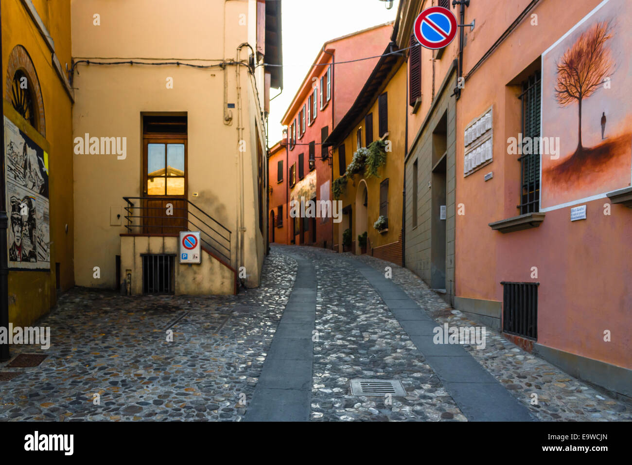 Costante opere dipinte sulle pareti delle case del borgo medioevale di Dozza vicino a Bologna in Emilia Romagna, Italia Foto Stock