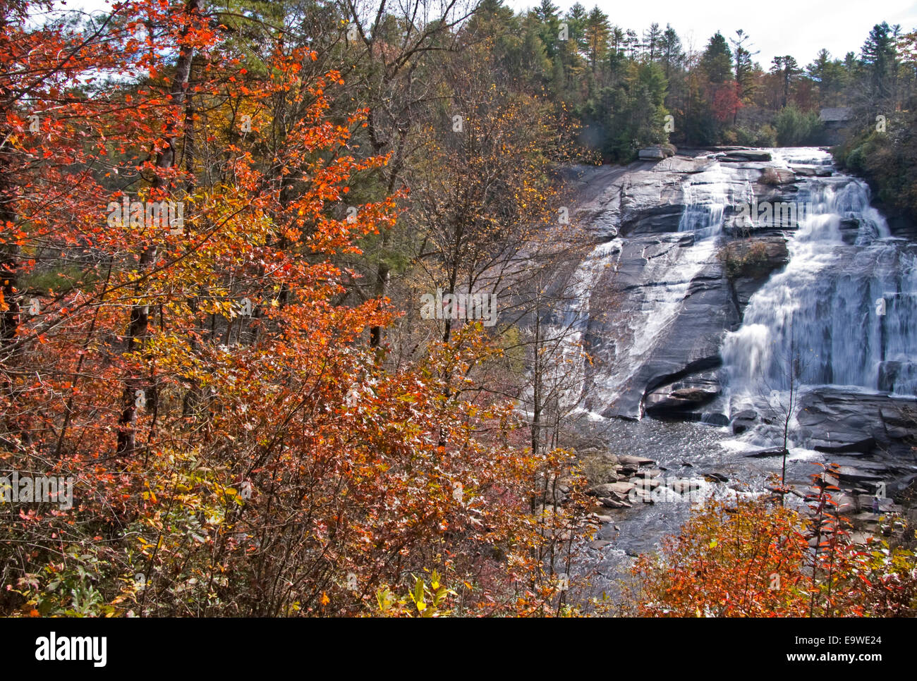 Alte cascate in DuPont Bosco in autunno, southern Appalachian Mountains, North Carolina. Foto Stock