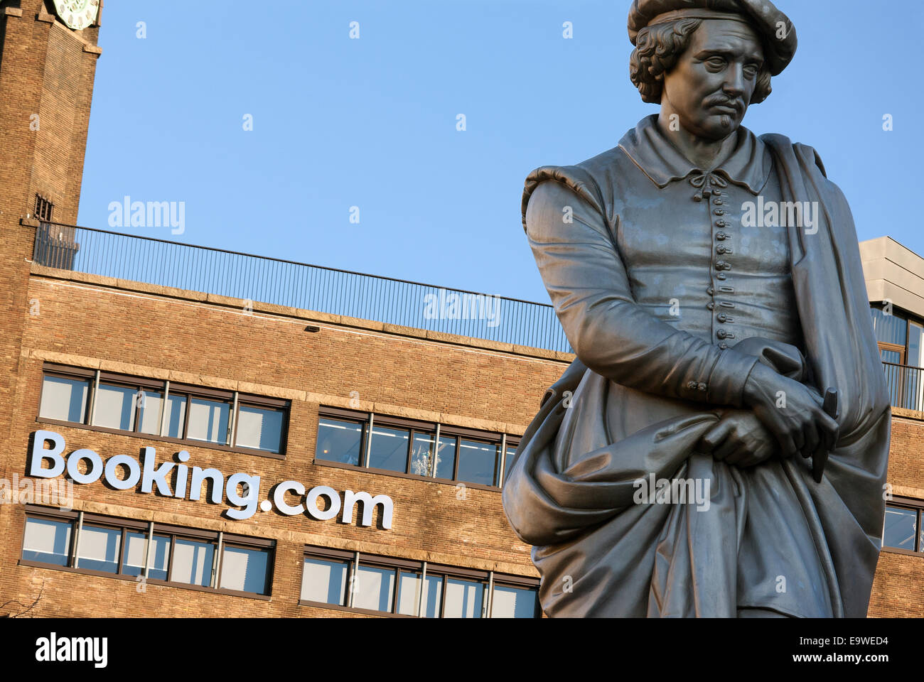 Booking.com HQ sede capo ufficio edificio in piazza Rembrandt Rembrandt Square con la statua di Rembrandt. Amsterdam. Foto Stock