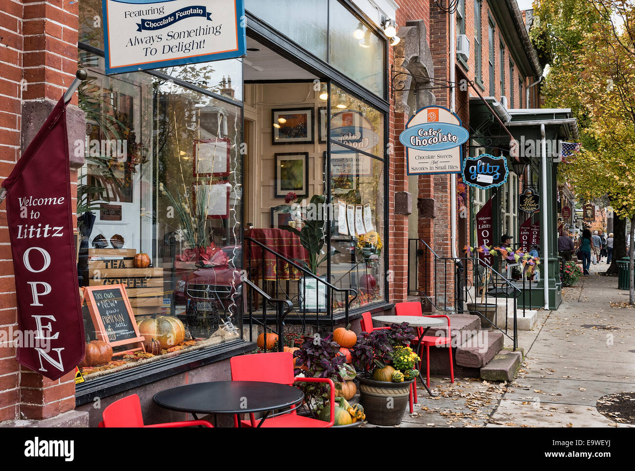 Pittoreschi negozi in autunno, Lititz, Lancaster County, Pennsylvania, STATI UNITI D'AMERICA Foto Stock