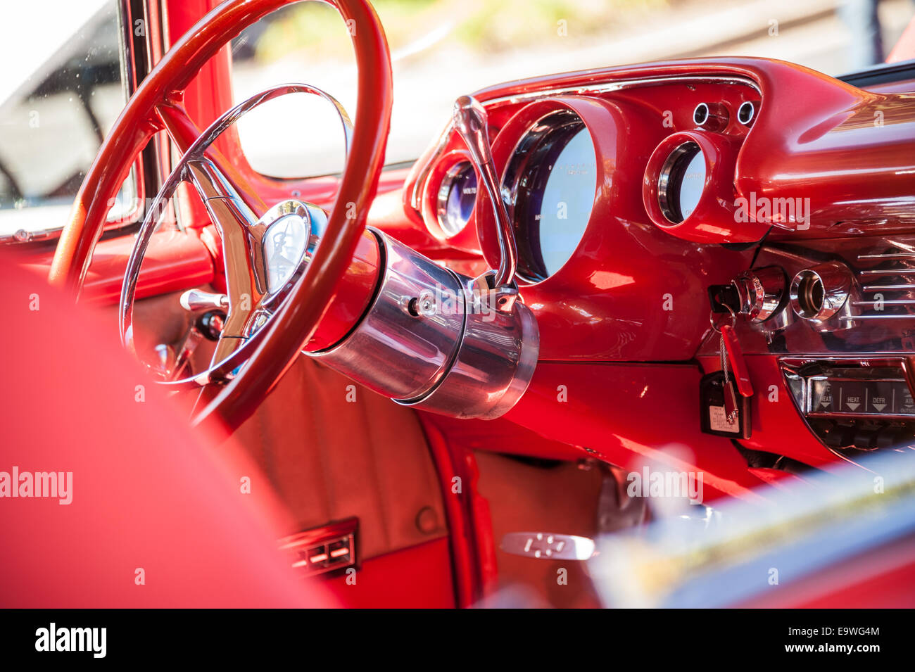 Vista interna di un rosso brillante, anni cinquanta classic Chevy Bel Air presso gli uomini di grazia Car Show in Snellville, Georgia, Stati Uniti d'America. Foto Stock