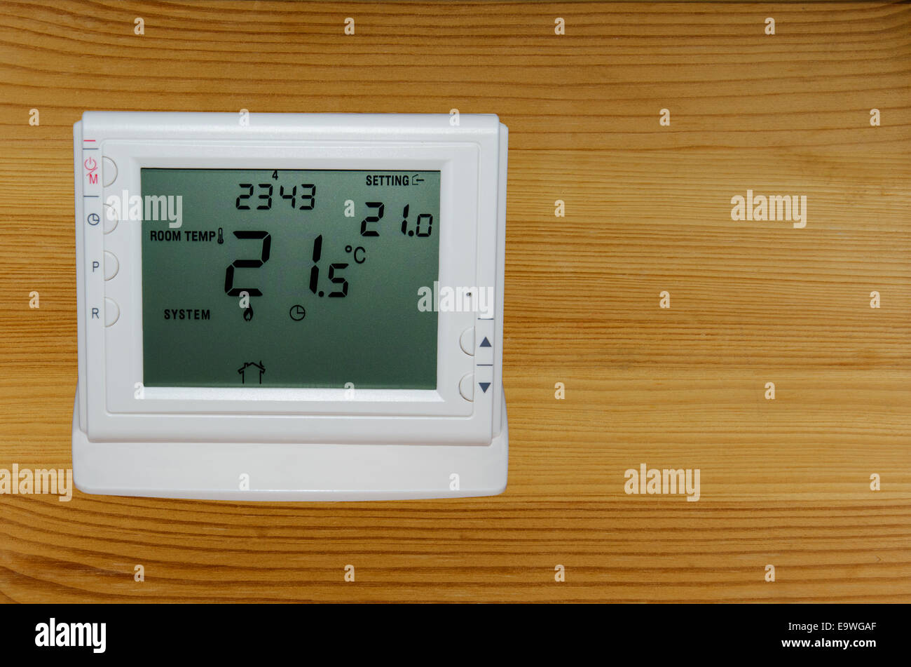 Accesso wireless a termostato ambiente per il controllo della temperatura posizionato su una scrivania Foto Stock