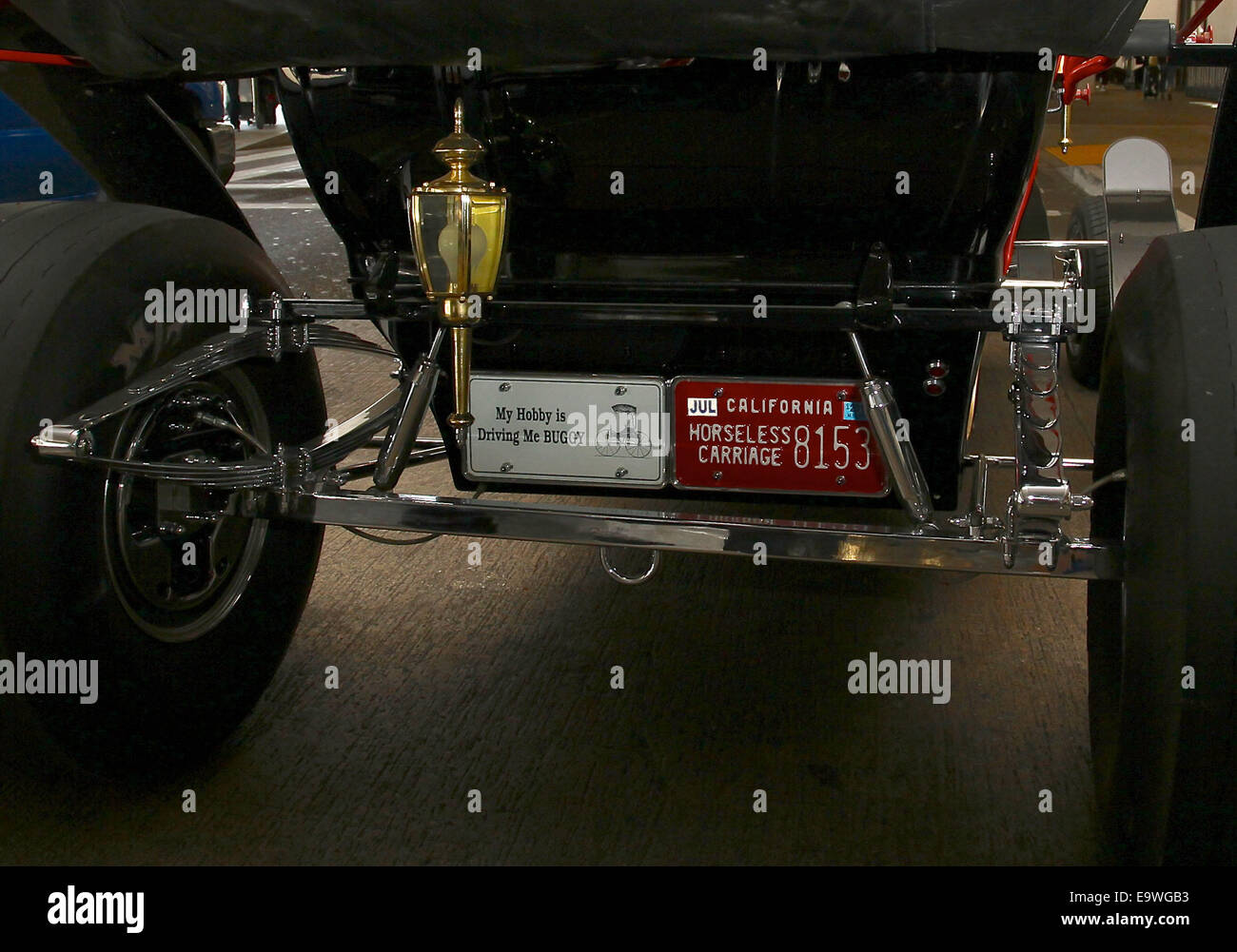 Una licenza completamente horseless carrello rimane inattiva come il driver attende per raccogliere un passeggero presso l'Aeroporto Internazionale di Los Angeles. Il one-off personalizzato costruito la creazione ha una giostra cavallo a cavallo del motore. Dove: Los Angeles, California, Stati Uniti quando: 30 Apr 2014 Foto Stock
