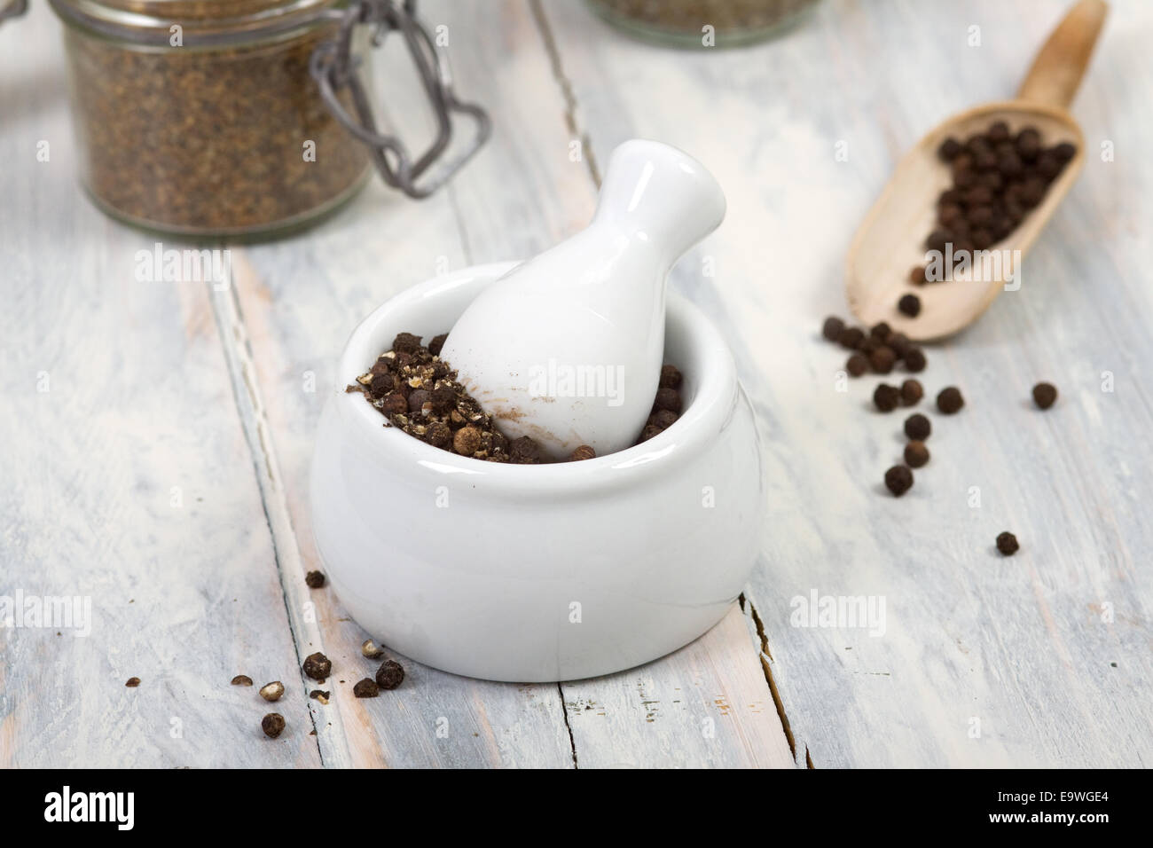 Pepe macinato in un mortaio Foto Stock