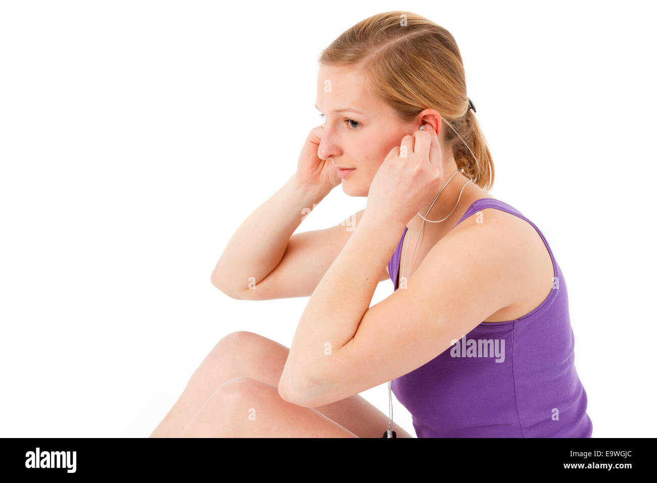 Giovane donna sportivo sente con lettore MP3 Foto Stock