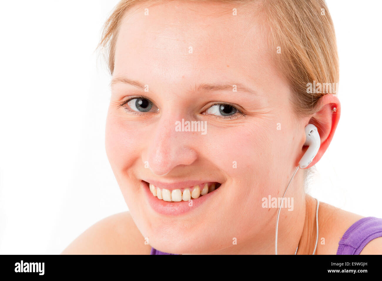 Giovane donna sportivo sente con lettore MP3 Foto Stock
