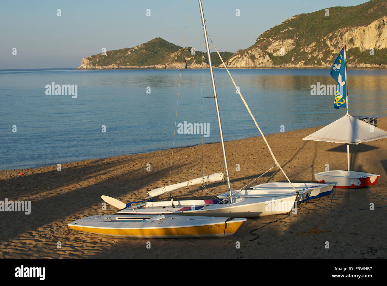 Piccole imbarcazioni sulla spiaggia Foto Stock