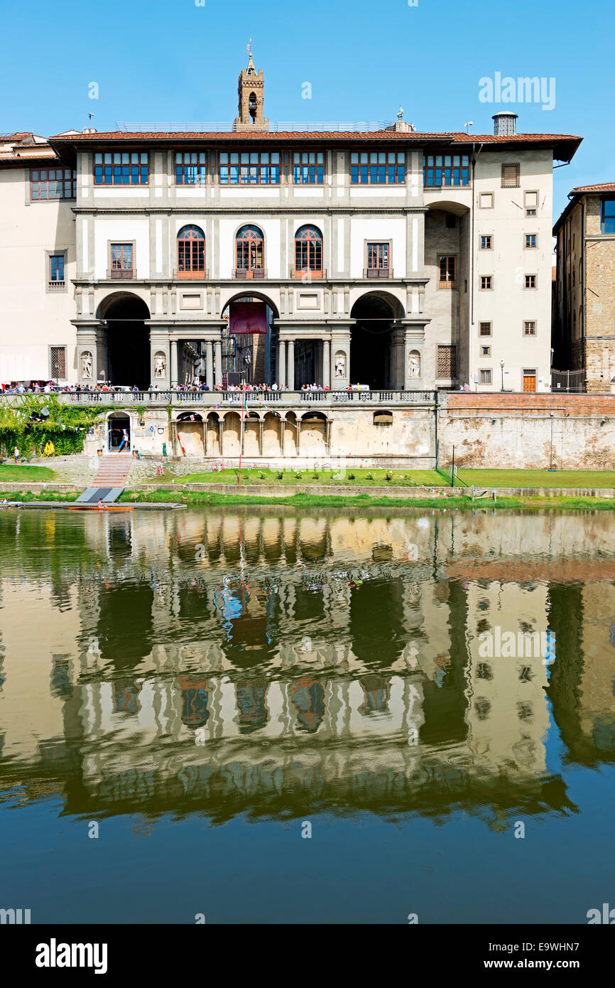 Immagine della Galleria degli Uffizi e il fiume Arno a Firenze, Italia Foto Stock