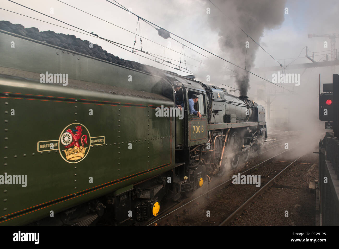 Motore a vapore treno Oliver Cromwell (BR Classe 7MT 4-6-2 n. 70013) lasciando la stazione di Kings Cross per un viaggio di andata e ritorno a Scarborough Foto Stock