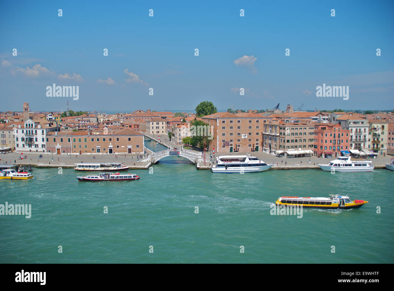 La città di Venezia vista dall'acqua Foto Stock