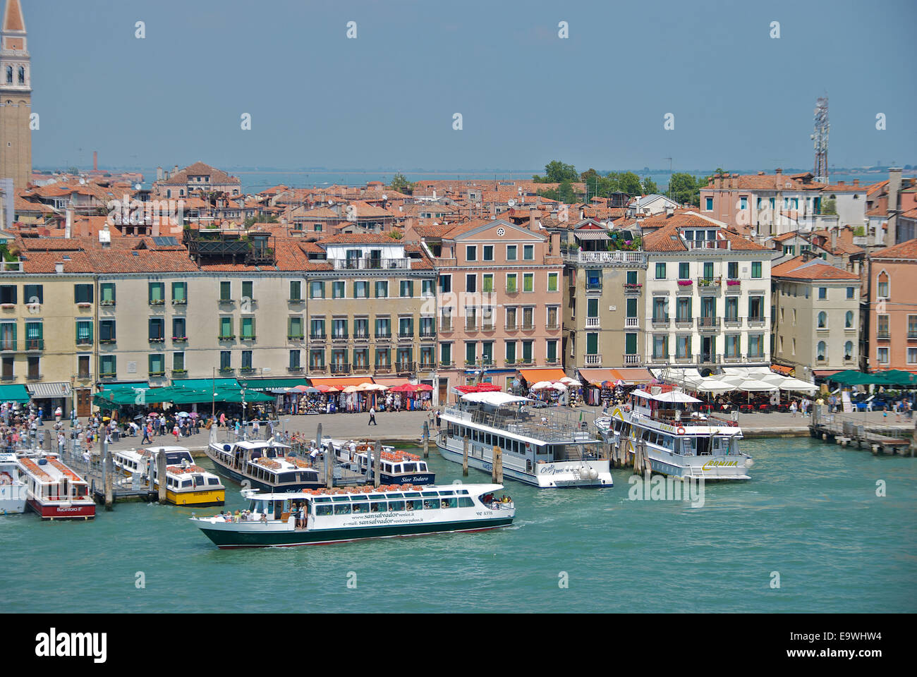 La città di Venezia vista dall'acqua Foto Stock