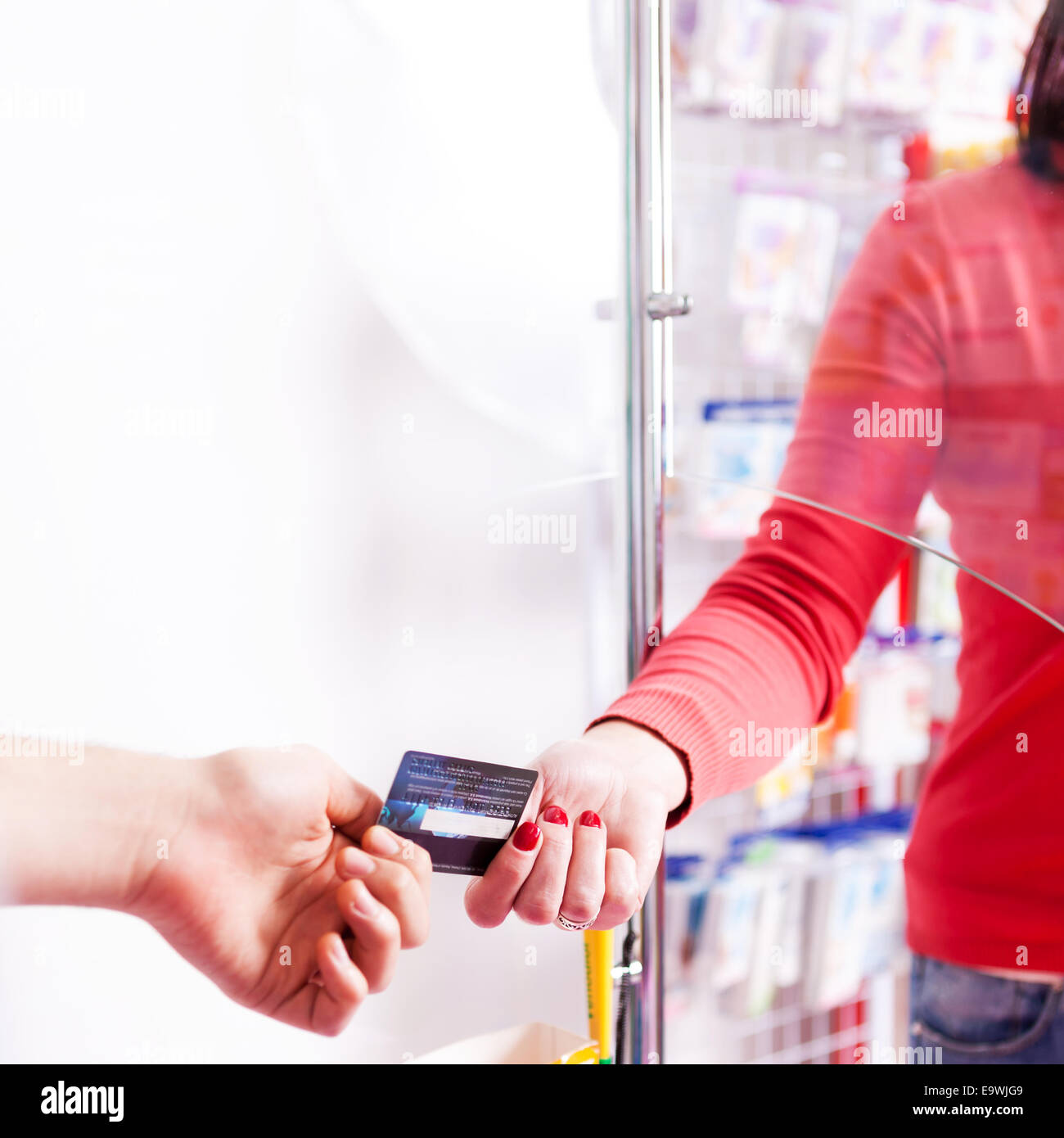 Client pagando con carta di credito in farmacia. Business. Modernamente B2B Foto Stock