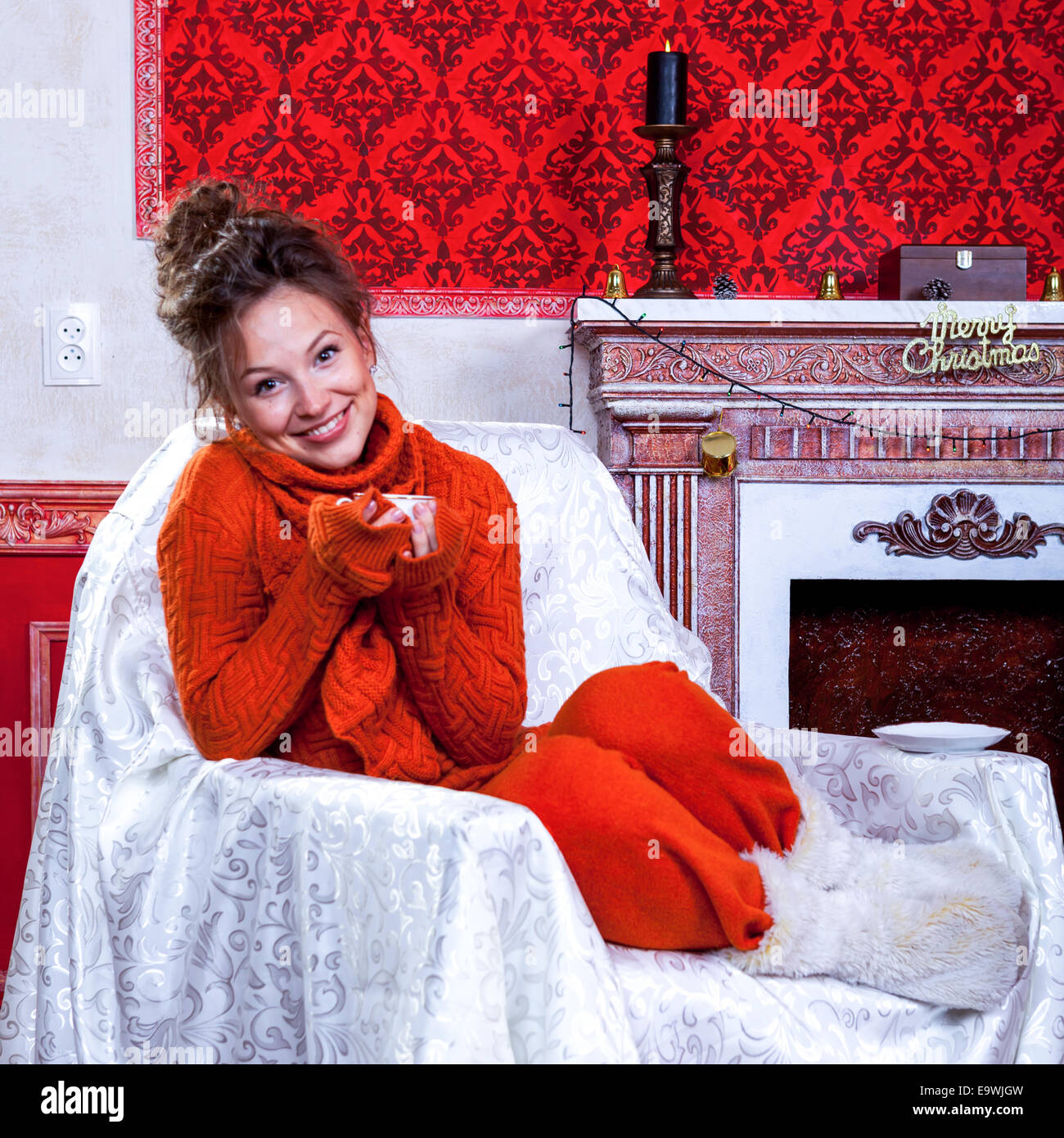 Ragazza sorridente dentro un rosso vintage camera con decorazione di Natale studio shot Foto Stock