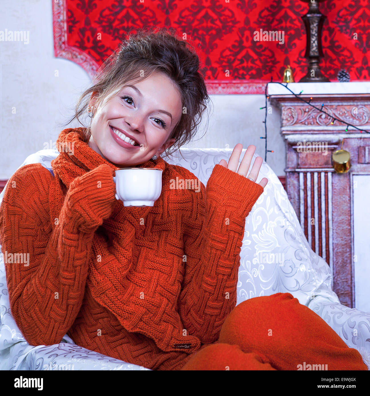 Ragazza sorridente dentro un rosso vintage camera con decorazione di Natale studio shot Foto Stock