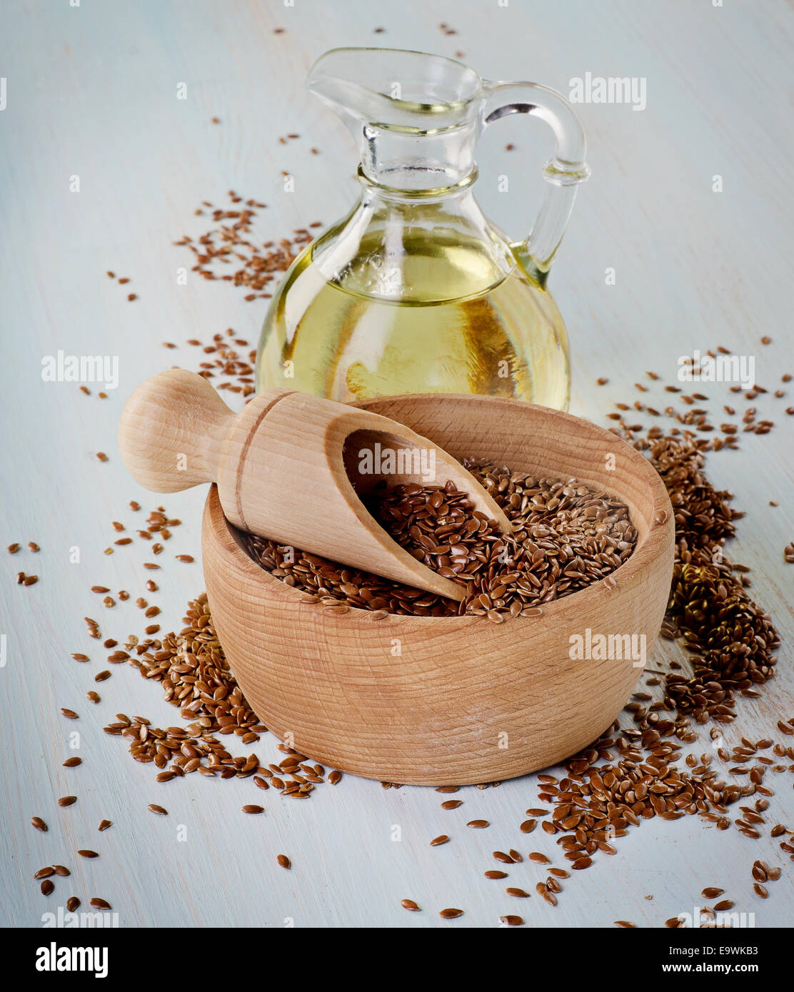 Semi di lino su di un tavolo di legno. Messa a fuoco selettiva Foto Stock