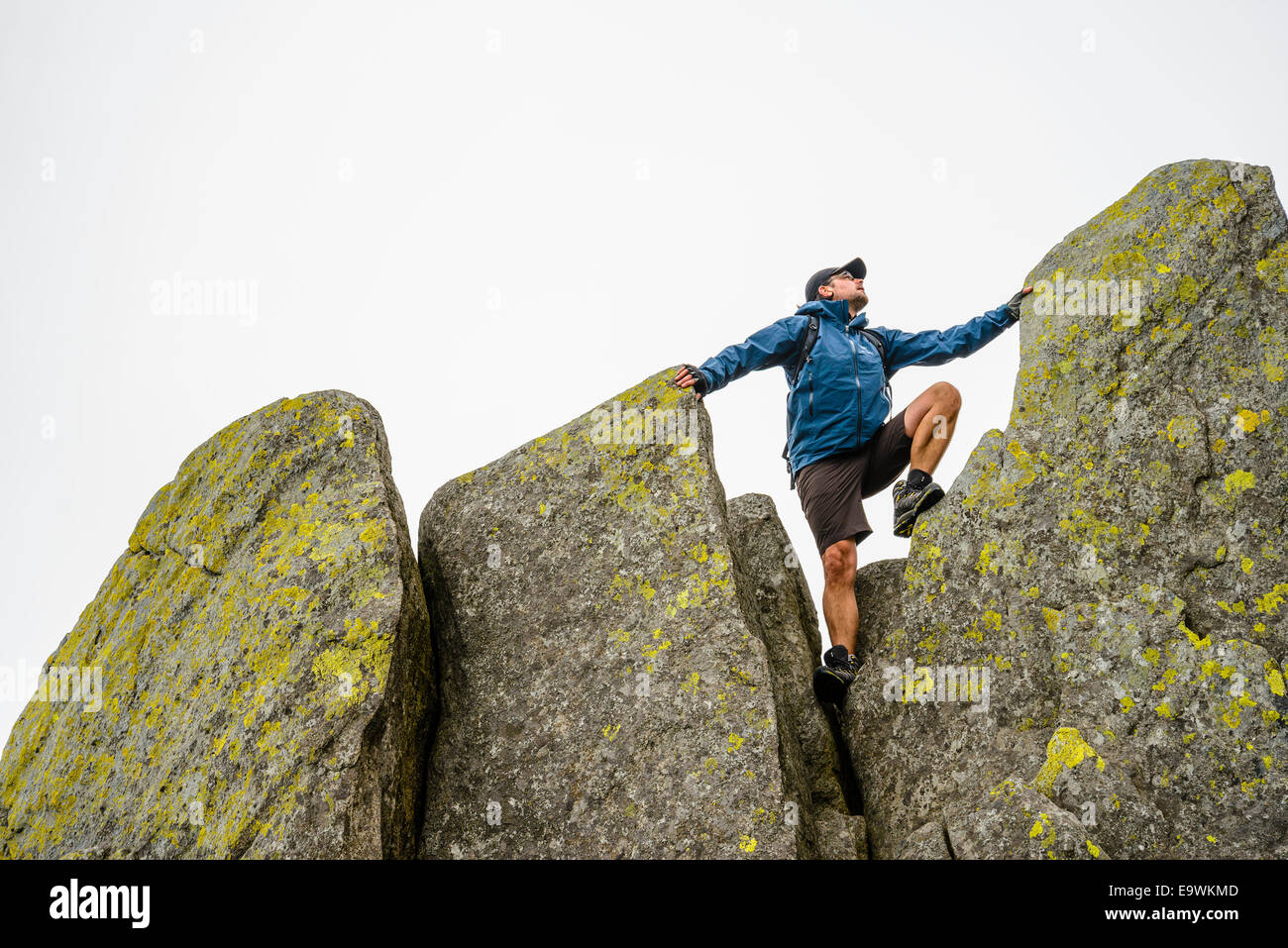 Walkers controllare la mappa alta sul FACH Glyder Snowdonia nel Galles Foto Stock