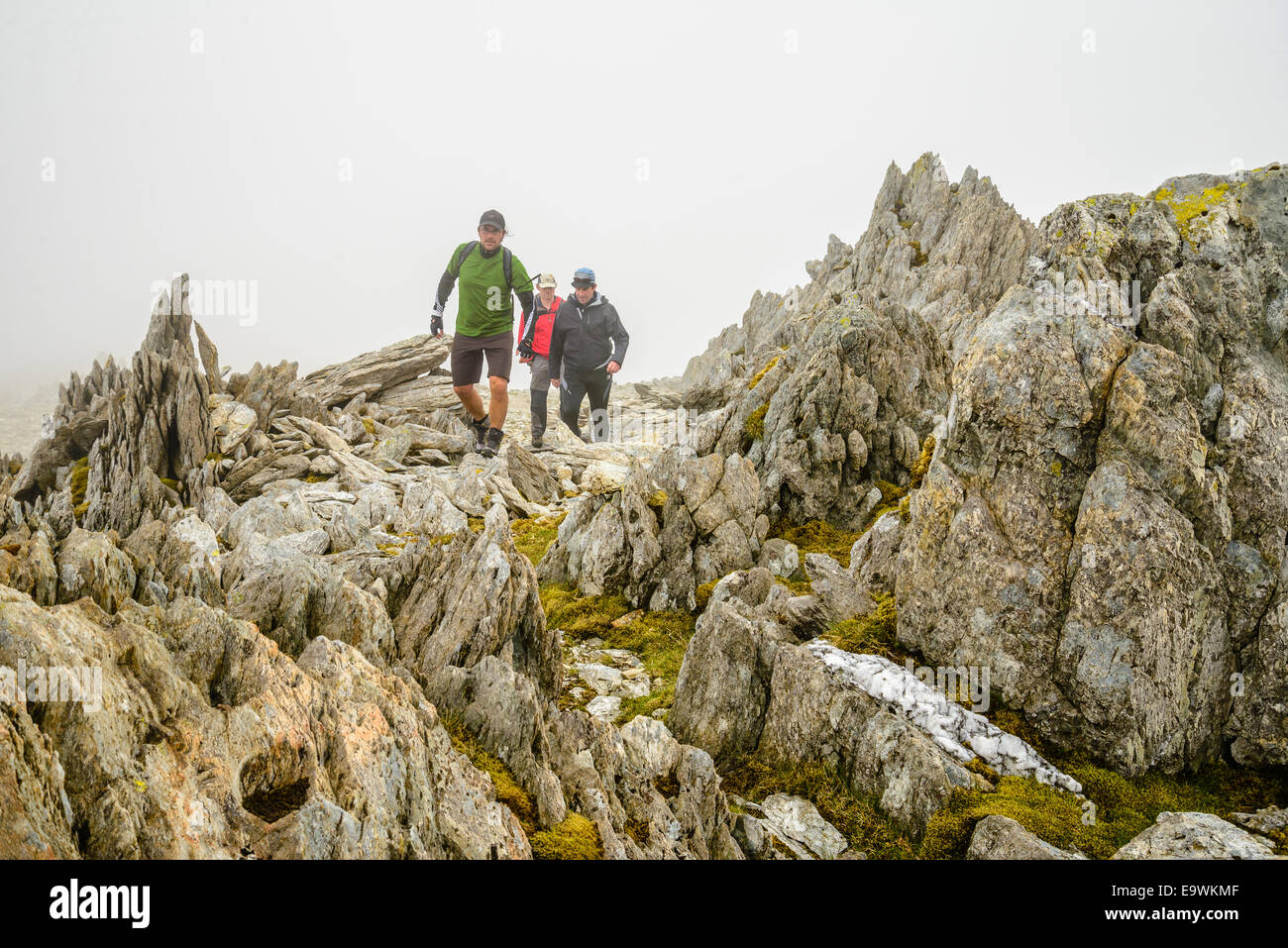 Walkers vicino al vertice di Glyder Fach Snowdonia nel Galles Foto Stock